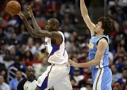 Jamal Crawfored y Jan Vesely pelean por la pelota. / Michael nelson (efe).