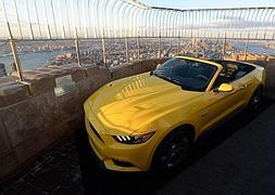 El Mustang descapotable luce junto a las vistas impresionantes de la Gran Manzana . / AFP