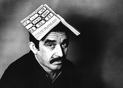 Gabriel García Márquez, con una edición de 'Cien años de soledad' en la cabeza. / Archivo