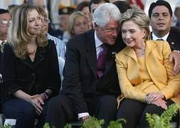Chelsea Clinton, con sus padres, Bill y Hillary. / REUTERS