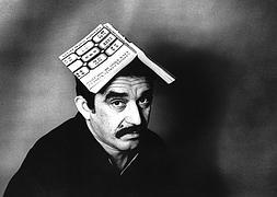 Gabriel García Márquez posa con una edición de 'Cien años de soledad' en la cabeza. / Archivo