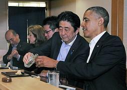 Obama y Abe cenan en el Sukiyabashi Jiro. / afp