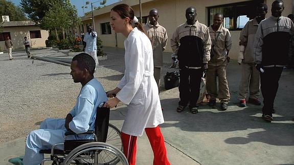 Una doctora con uno de los inmigranets subsaharianos del CETI de Melilla. 