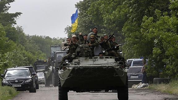 Un tanque con soldados ucranianos avanza por la región de Donetsk. 