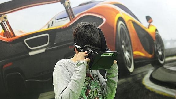 Joven prueba unas gafas Oculus Rift en el palacio Euskalduna de Bilbao. 