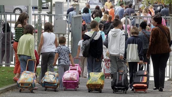 Varios alumnos saliendo del colegio. 