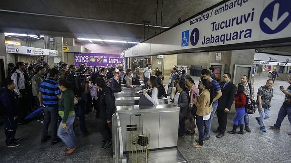 Las filas para entrar en el metro son enormes. 