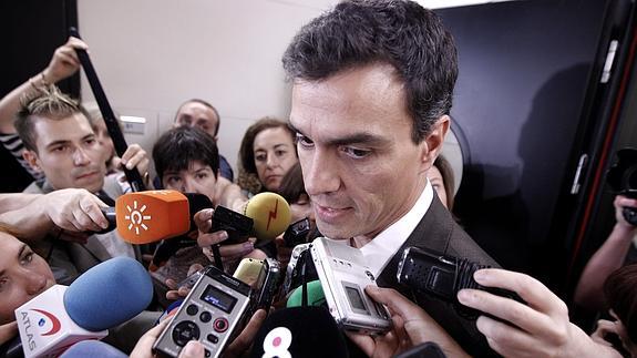 Pedro Sánchez atiende a los periodistas. 