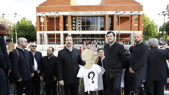 Concentración del Coro Nacional de España ante el Auditorio Nacional. 