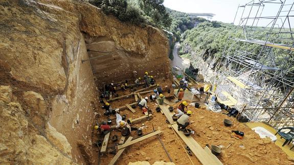 Operarios trabajan en Atapuerca.
