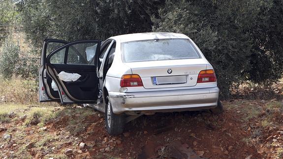 Vehículo abandonado tras el tiroteo en Carrión de Calatrava, Ciudad Real.