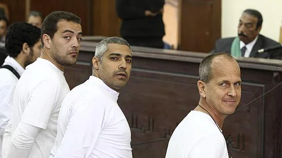 Foto de archivo de los tres periodistas de Al Yazira condenados durante su juicio en El Cairo.