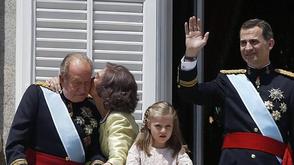 Los Reyes, junto a la princesa Leonor y a Felipe VI. 