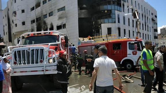Efectivos trabajan para sofocar el incendio en Nador.