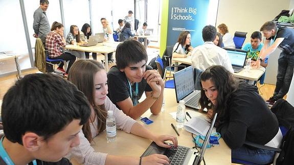 La plataforma ‘online’ se denomina Academy Cube y pretende poner al corriente de perfiles que necesitan las empresas a los jóvenes recién licenciados. 