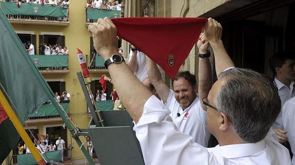 El chupinazo lo ha lanzado el presidente de la Cruz Roja en Pamplona, Mikel Martínez (c). 