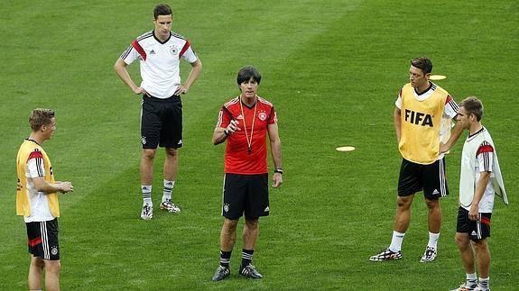 Löw charla con sus jugadores durante un entrenamiento. 