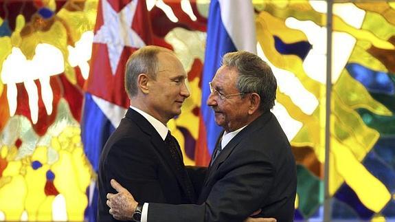 Putin y Castro se abrazan durante el encuentro en La Habana 