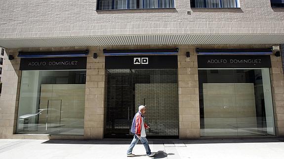 Una tienda de Adolfo Domínguez cerrada en Miranda de Ebro. 