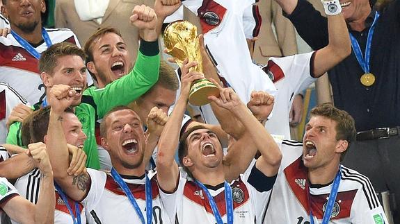 Philipp Lahm levanta la Copa del Mundo . 