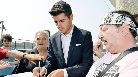 Morata firma autógrafos a sus nuevos aficionados. 