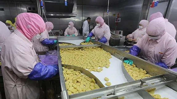 Trabajadores de la Compañía Alimentaria Husi de Shanghái. 
