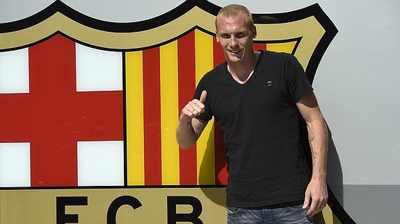 Mathieu, junto al escudo del Barcelona. 