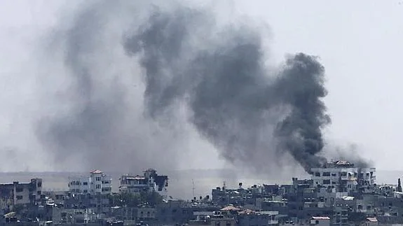 Columnas de humo se elevan sobre los edificios tras un bombardeo del Ejército israelí. / Efe