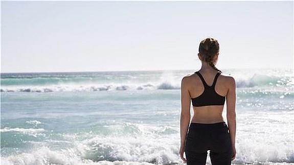 Una joven, en la playa.