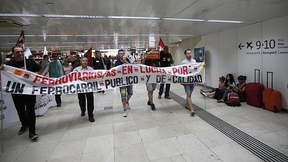 Trabajadores se manifiestan en Sants (Barcelona).