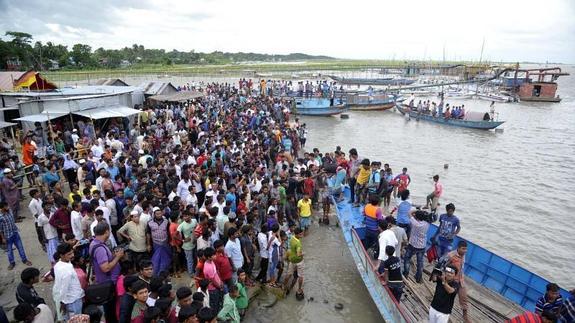 Dos muertos y unas 200 personas desaparecidas en un naufragio en Bangladesh