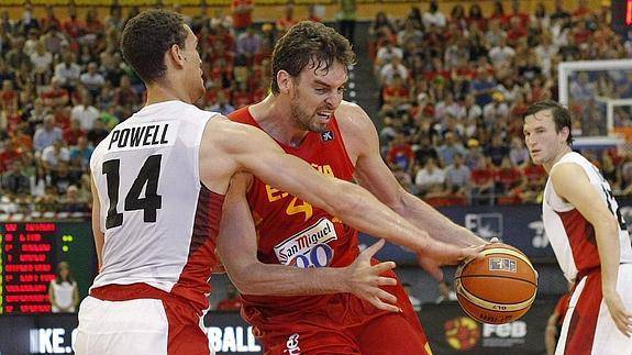 Pau Gasol, ante el canadiense Powell. 