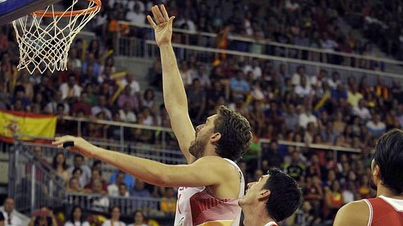 Pau Gasol hace una bandeja ante los jugadores turcos. 