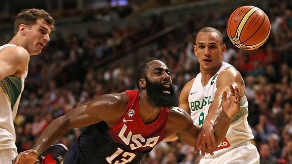 Harden recibe la falta de un defensor brasileño. 