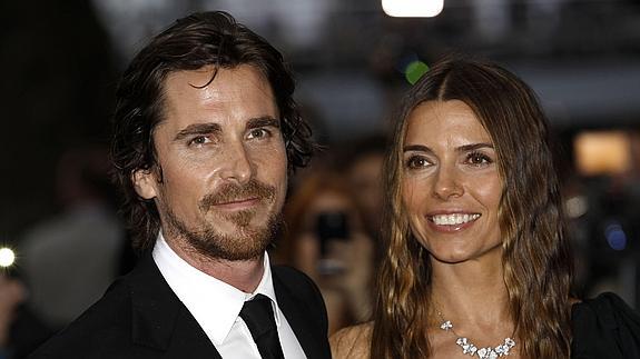 Christian Bale y su esposa. 