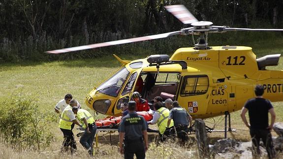 Un helicóptero de la Guardia Civil llega a Maraña. 