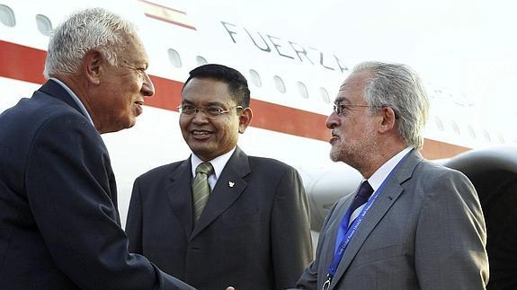 Margallo saluda al embajador español en Indonesia.