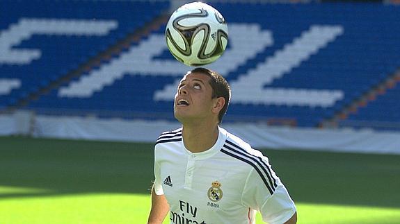 Javier Hernández sonríe durante su acto de presentación. Alberto Martín