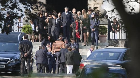 Familiares portan el féretro tras el oficio religioso. 