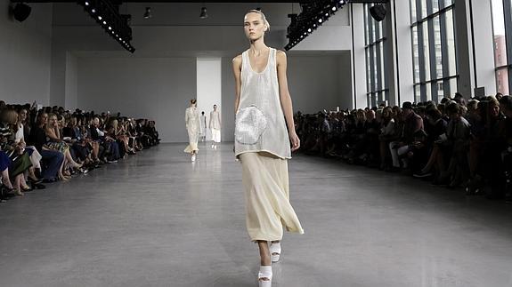 Una modelo pasea  una de las últimas creaciones deFrancisco Costa para Calvin Klein Collection. 