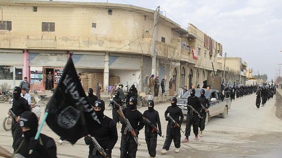 Combatientes del Estado Islámico, durante un desfile en la ciudad Siria de Tel Abyad. 