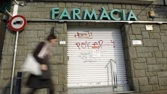 Una farmacia cerrada en Barcelona.