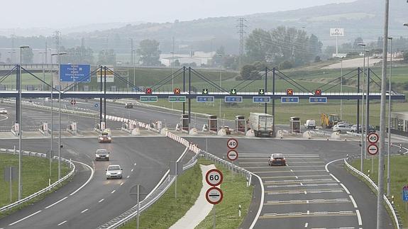 Autopista de pago sin apenas vehículos circulando.