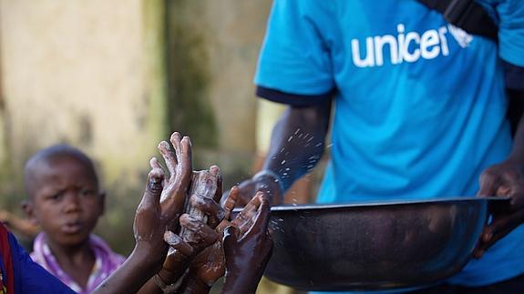 Voluntarios ayudan a prevenir el contagio del ébola en Guinea. 