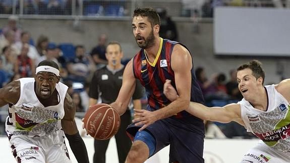 San Emeterio defiende a un jugador del Barcelona. 