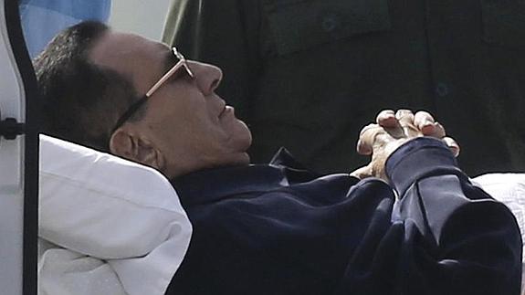 Mubarak llega al juzgado en una camilla. 