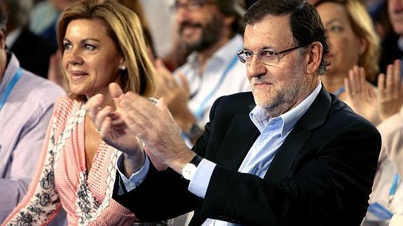 El presidente del Gobierno, junto a a secretaria general del PP, María Dolores de Cospedal.  