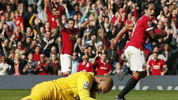 Falcao (d) celebra un gol. 