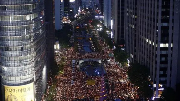 Miles de ciudadanos marcharon por Seúl para recordar a las víctimas del ferry. 