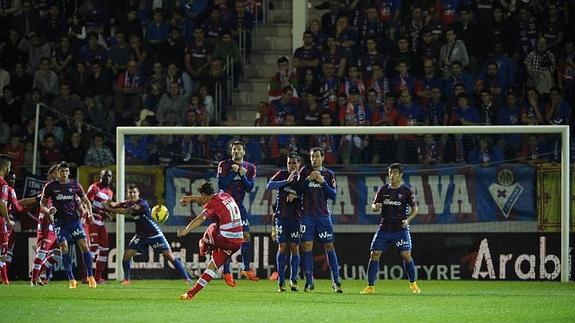 Eibar y Granada empatan en un duelo igualado en Ipurúa